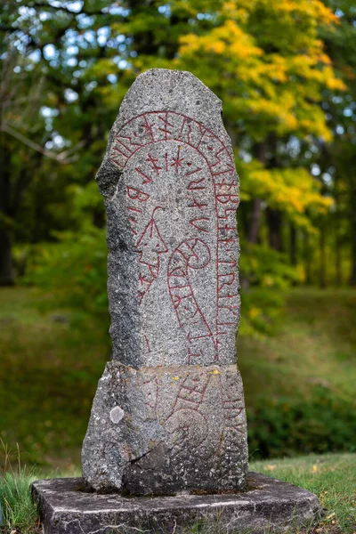 Старий Рунічний Камінь Часів Вікінгів Зламані Одягнені Червоними Рунами Формі — стокове фото