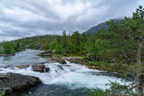 Norveç 'teki dağların tepelerinde akan taze turkuaz suyla..