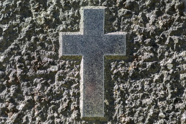 Close Van Een Glad Kruis Symbool Gebeiteld Een Ruwe Geslepen — Stockfoto