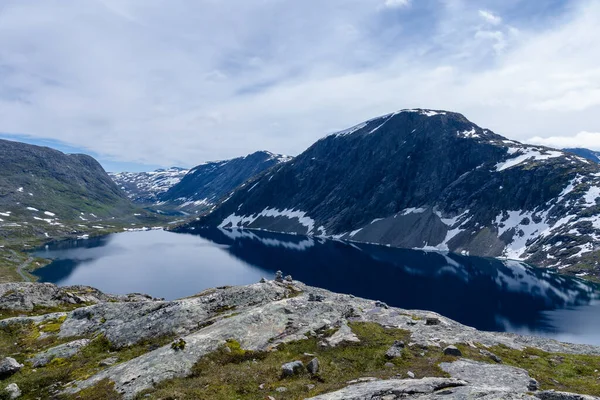 Piękny Widok Wysokie Jezioro Norweskich Górach Ciemnoniebieskim Lustrem Jak Woda — Zdjęcie stockowe
