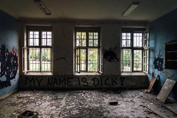 Разлагающаяся Комната Старой Закрытой Психиатрической Лечебницы Обрывками Покраски Толстых Стенах — стоковое фото