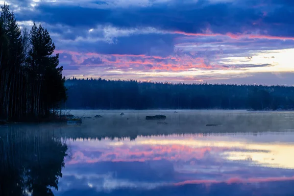 Prachtig Uitzicht Een Meer Zweden Met Blauwe Roze Wolken Vroege — Stockfoto