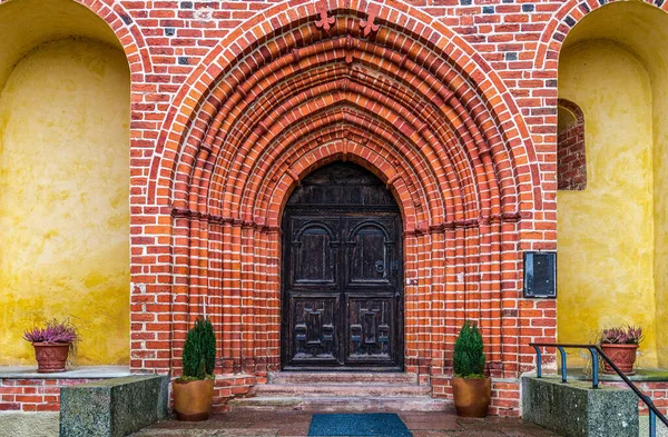 Detailansicht Einer Extrem Gewölbten Tür Einer Alten Backsteinkirche Skokloster Schweden — Stockfoto