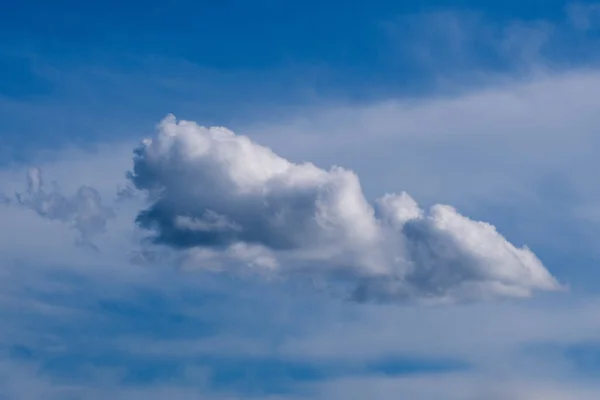 蓝白相间的天空映衬着柔软的白云和蓬松的云彩 — 图库照片