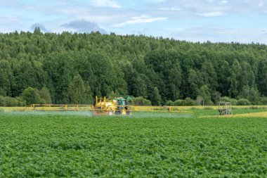Çekici sulama ve gübreleme yeşil patates tarlası çok uzun kollu büyük bir su ekipmanı kullanarak