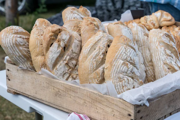 Trälåda Full Med Nybakade Limpor Vitt Bröd Till Salu Lokal — Stockfoto