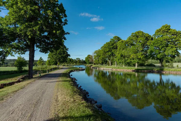 Piękny Widok Część Kanału Gota Szwecji Słoneczny Letni Dzień Nieruchomą — Zdjęcie stockowe
