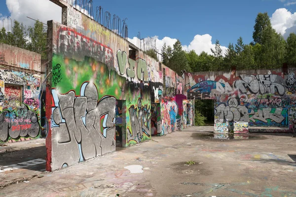 Oude Betonnen Muren Bedekt Met Graffiti Schilderijen Zomer Zonlicht Een — Stockfoto