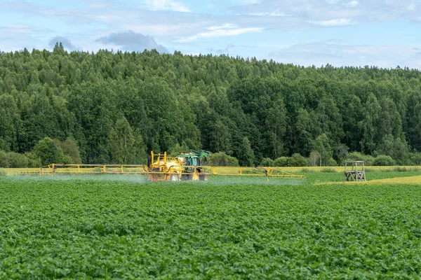 Çekici sulama ve gübreleme yeşil patates tarlası çok uzun kollu büyük bir su ekipmanı kullanarak