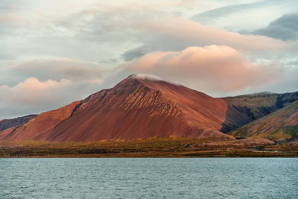 Эрозированная Вершина Красной Горы Просторах Исландии Золотом Вечернем Солнечном Свете — стоковое фото