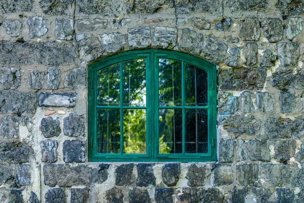 Vieille Fenêtre Voûtée Verte Sur Mur Briques Ancien Bâtiment Industriel — Photo