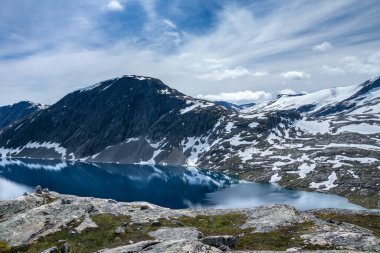 İsveç 'teki eski ve çürümüş bir maden ocağının iskeleti ya da bacası uzun zaman önce kapanmış. Bahar güneşinde mavi gökyüzü ve yemyeşil ağaçlar