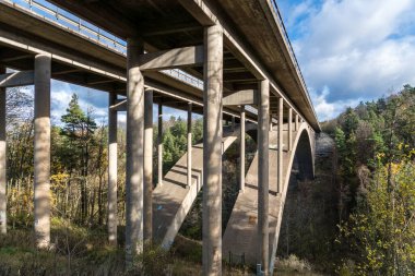 İsveç 'teki eski ve çürümüş bir maden ocağının iskeleti ya da bacası uzun zaman önce kapanmış. Bahar güneşinde mavi gökyüzü ve yemyeşil ağaçlar