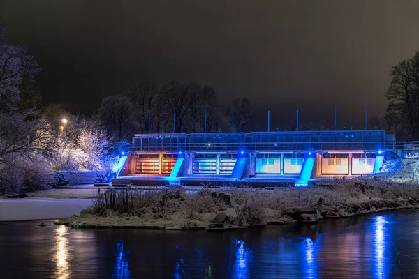 Vodní Brána Vodní Elektrárny Fagerstě Švédsku Osvětlené Modře Červeně Noční — Stock fotografie