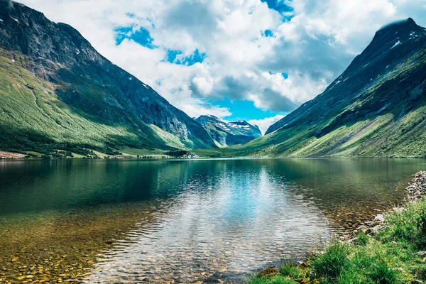 挪威山顶之间的山谷中水晶清澈的湖水 — 图库照片