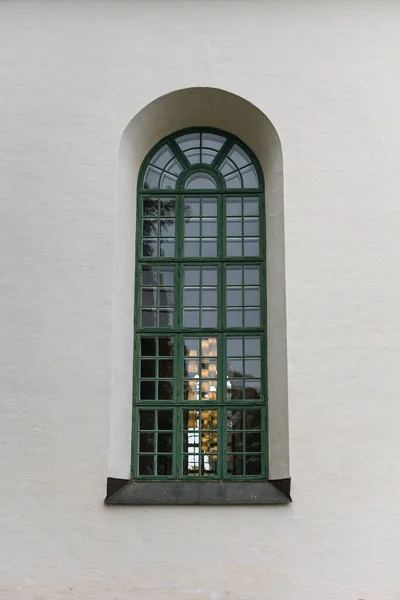 Stort Grönt Fönster Med Övre Valv Vit Stenmur Från Kyrka — Stockfoto