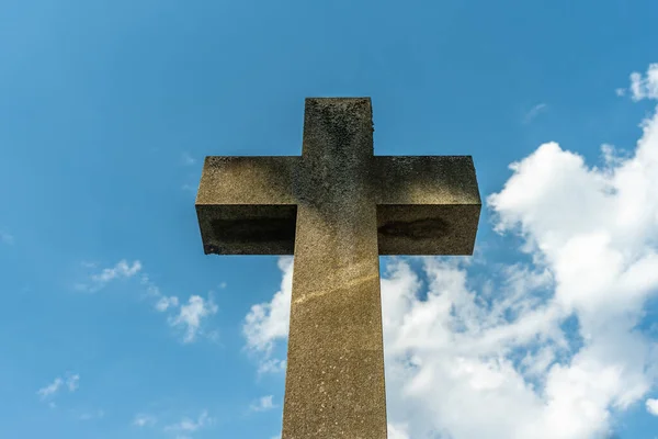 Vista Ángulo Bajo Una Gran Cruz Piedra Religiosa Levantándose Aire — Foto de Stock