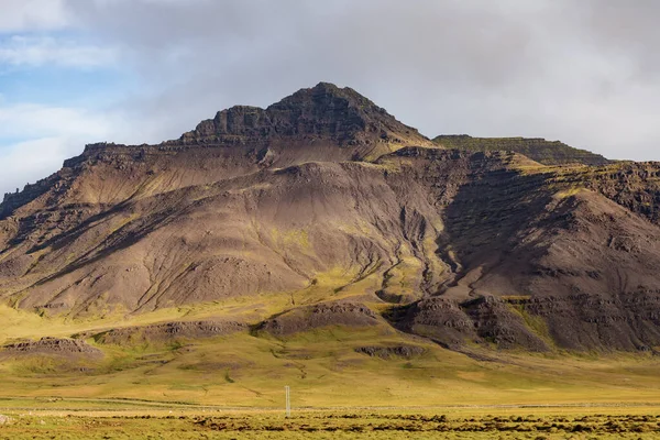 Пік Гори Ісландській Сільській Місцевості Вкритий Яскраво Зеленою Травою Світить — стокове фото