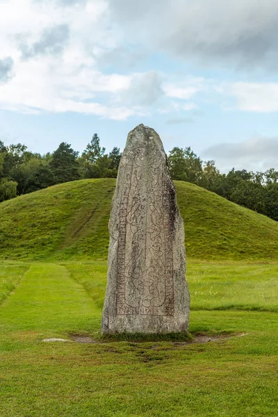 Velký Runový Kámen Doby Vikingů Stojící Starém Pohřebišti Švédsku Velkou — Stock fotografie
