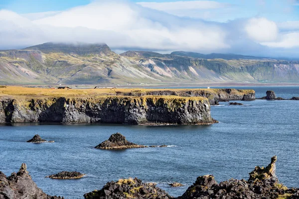 冰岛西海岸的夏天和阳光 水边有奇怪的熔岩形成 — 图库照片