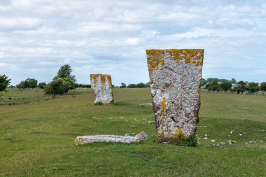 İsveç 'in doğu kıyısının hemen dışındaki Oland adasının güney ucundaki yeşil bir arazide büyük mezar taşları var.