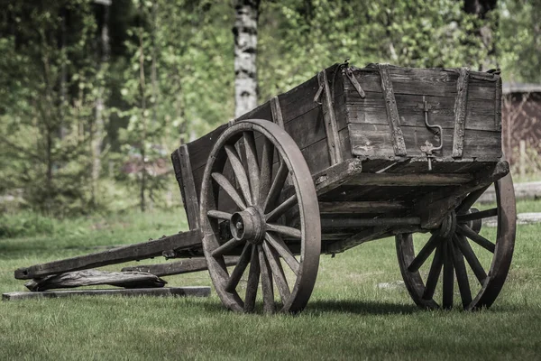 Oude Versleten Woonwagen Met Houten Wielen — Stockfoto