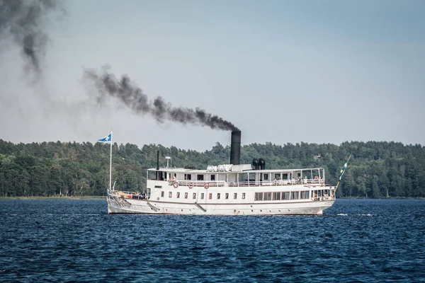 Beyaz tur teknesi Mariefred, turistlerle rehberli bir tura çıkan buharlı gemi..