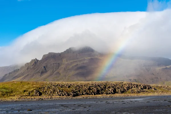 Гора Ісландії Чудовий Сонячний День Частково Вкрита Білою Хмарою Веселкою — стокове фото