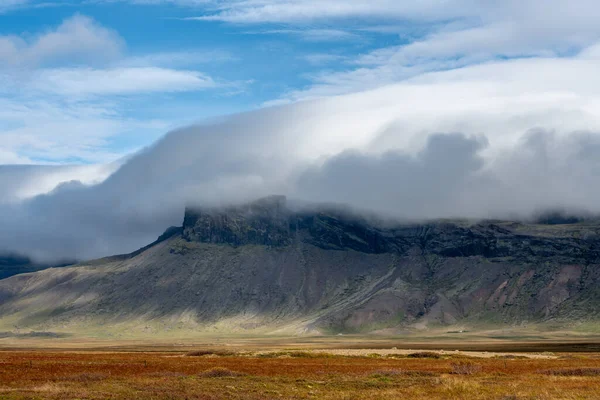 Montagne Islande Avec Pic Couvert Nuages Blancs Brume Champ Couleur — Photo