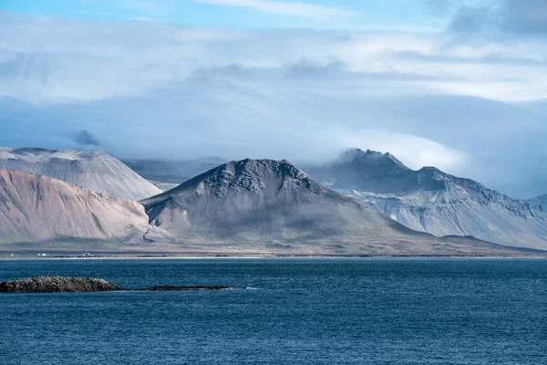 View Mountain Peaks West Coastline Iceland Surrounded White Clouds — Stock Photo, Image