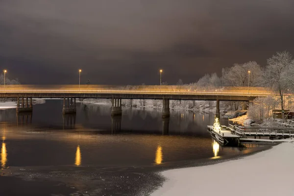 在瑞典法格斯塔 通过一座混凝土桥的车辆的夜景 车辆留下轻轨 冬天的风景 乌云密布的天空 — 图库照片