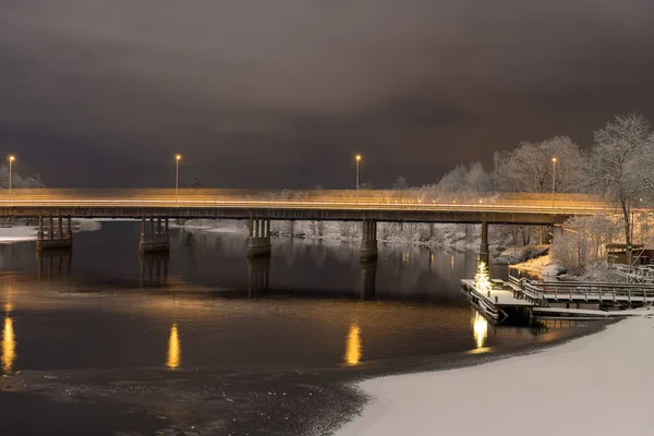 Nachtzicht Verkeer Langs Een Rivier Een Betonnen Brug Fagersta Zweden — Stockfoto