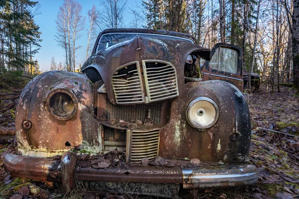 Dicht Vooraanzicht Van Een Oude Engelse Auto Verlaten Een Bos — Stockfoto