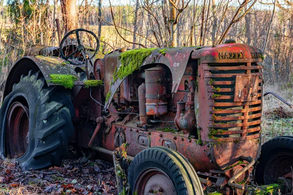 Trator Velho Abandonado Deixado Decadência Campo Sueco Mau Estado Coberto — Fotografia de Stock