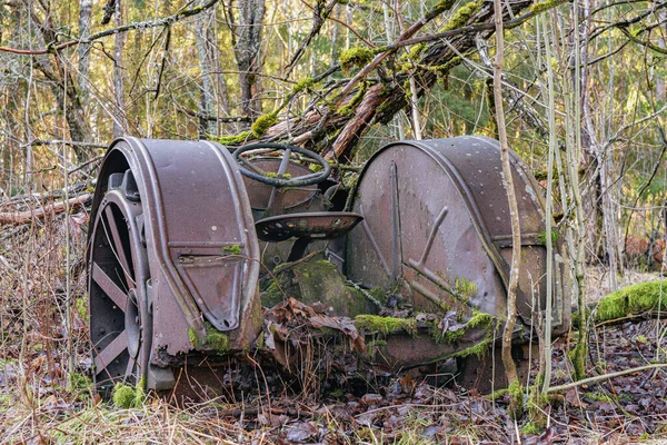 Vieux Tracteur Abandonné Dans Une Forêt Suède Avec Grandes Roues — Photo