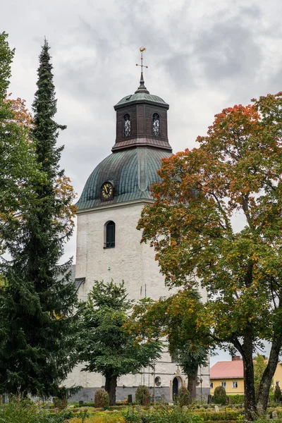 Vecchia Torre Della Chiesa Svezia Con Cimitero Fronte Circondato Alberi — Foto Stock