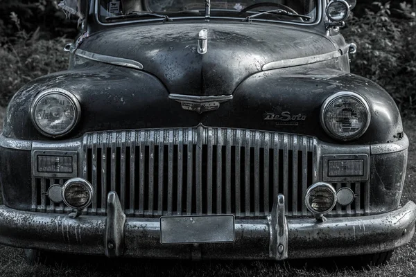 Szczegółowy Przód Zbliżenie Klasycznego Samochodu Lat Czterdziestych Piękną Patyną Duży — Zdjęcie stockowe