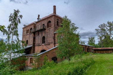 İsveç kırsalındaki eski bir çelik fabrikasından ya da demir fabrikasından fırını olan eski bir tuğla bina..