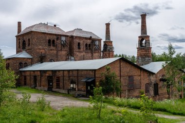 İsveç 'teki eski bir çelik fabrikasından veya demir fabrikasından fırını olan eski bir tuğla bina.