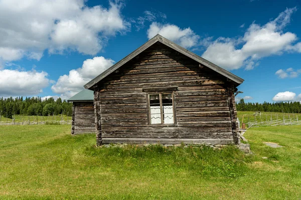 Vista Verão Uma Antiga Fazenda Nas Terras Altas Suécia Edifício — Fotografia de Stock