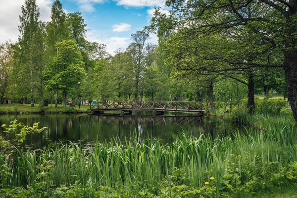 在瑞典的一个游乐园里 一个被绿树成荫的环境环绕着的池塘的和平景色 — 图库照片