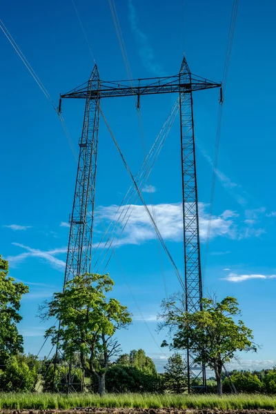 Magas Feszültségű Elektromos Vezetékek Magas Oszlopokkal Amelyek Gyönyörű Nyári Napsütésben — Stock Fotó