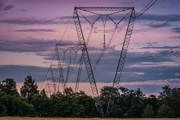 Prachtig Een Zeer Kleurrijk Uitzicht Torens Elektriciteitsleidingen Distrubuting Energie Een — Stockfoto