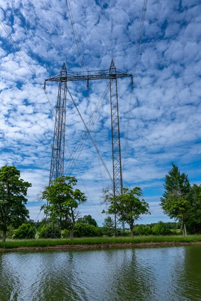 Zeer Hoge Pyloon Met Hoogspanningsleidingen Langs Een Prachtig Landschap Het — Stockfoto