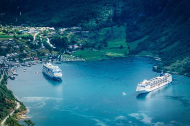 Norveç 'te Geiranger' e demir atmış iki büyük yolcu gemisi..