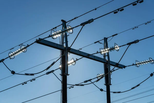 Elektrik Hatları Şeffaf Izolatörleri Olan Kule Açık Mavi Gökyüzüne Karşı — Stok fotoğraf