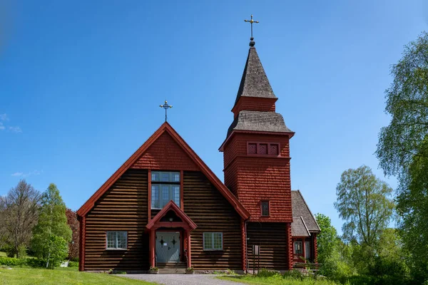 Bela Igreja Madeira Vermelha Campo Suécia Belo Dia Verão Com — Fotografia de Stock