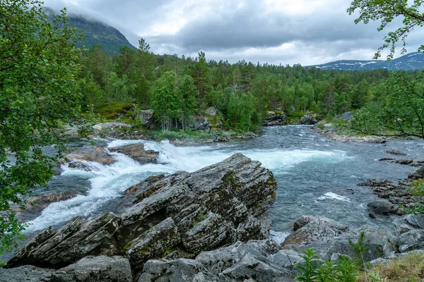ノルウェーの山の中で高い川と美しい自然 流れると 新鮮なターコイズブルーの水 — ストック写真