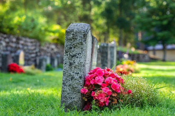 Fila Lapidi Con Fiori Colorati Bellissimo Cimitero Ben Curato Svezia — Foto Stock