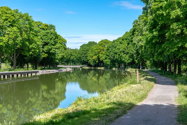 瑞典戈塔运河美丽的夏季景色 茂密的绿树和沿河漫步的小径 明媚的阳光 蔚蓝的天空 平静的镜 — 图库照片